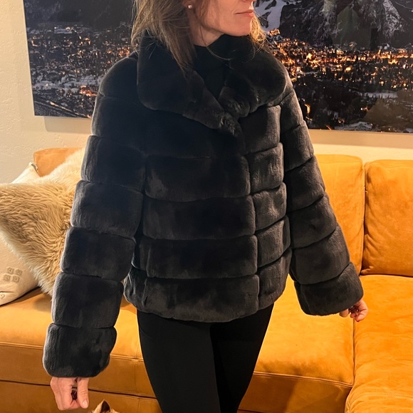 Suprema | NEW Fur Coat Size 40 ♥️Price Firm♥️ - Picture 2 of 10